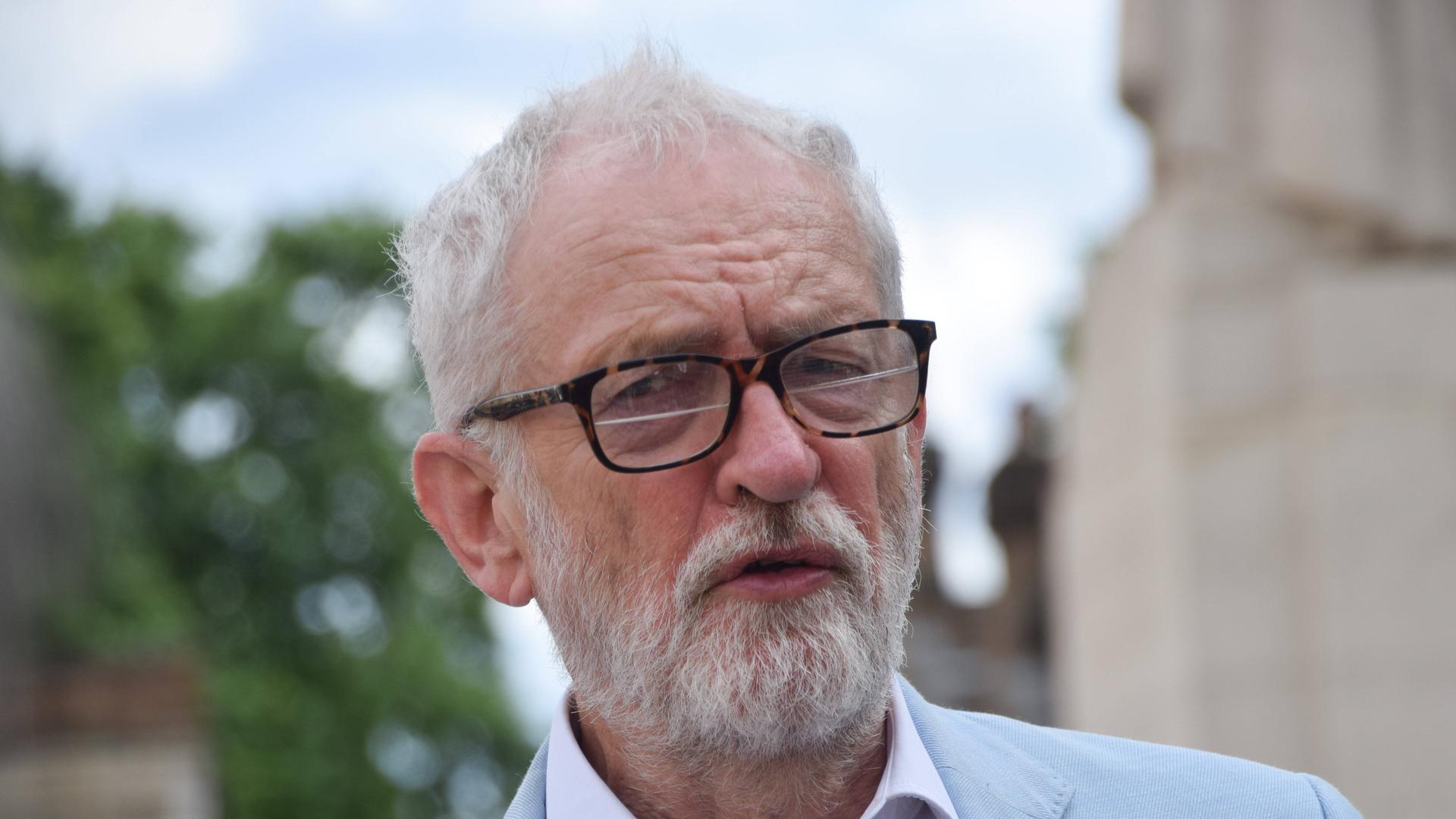 Das Bild zeigt ein Porträt von Jeremy Corbyn.