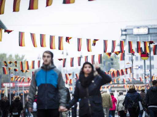 Fahnen hängen am Tag der Deutschen Einheit  in der Fußgängerzone in Dresden
