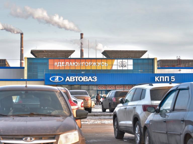Blick auf das Fabriksgelände des russischen Autoherstellers Awtowas, der auch die Automarke Lada herstellt.