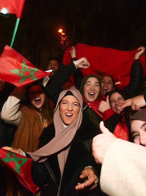 Nach dem Sieg Marokkos gegen Portugal im WM-Halbinfale feiern die Fans auch in Düsseldorf 