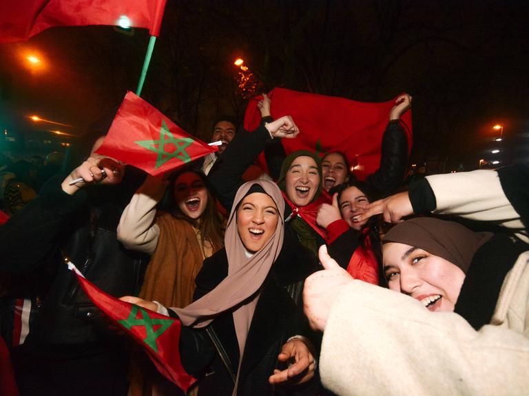 Nach dem Sieg Marokkos gegen Portugal im WM-Halbinfale feiern die Fans auch in Düsseldorf 