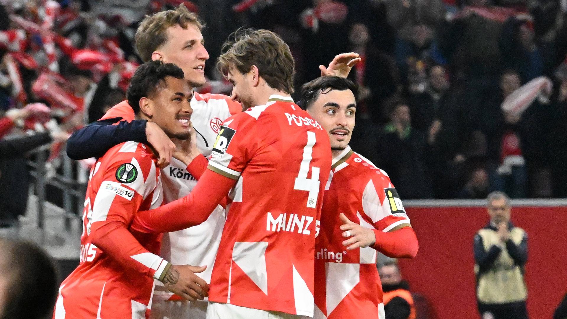 Europa-Conference-League: Mainz gewinnt gegen Sigma Olmütz; die Mainzer Spieler freuen und umarmen sich.