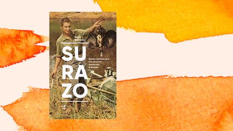 Das Cover des Buches von Karin Harrasser: "Surazo. Monika und Hans Ertl: Eine deutsche Geschichte in Bolivien". Das Foto zeigt eine Frau in Khaki-Anzig, die in der linken Hand einen Vogel mit dem Kopf nach unten hält und in der rechten Hand ein Messer hat. (Bildreche Buchcover: Matthes & Seitz)