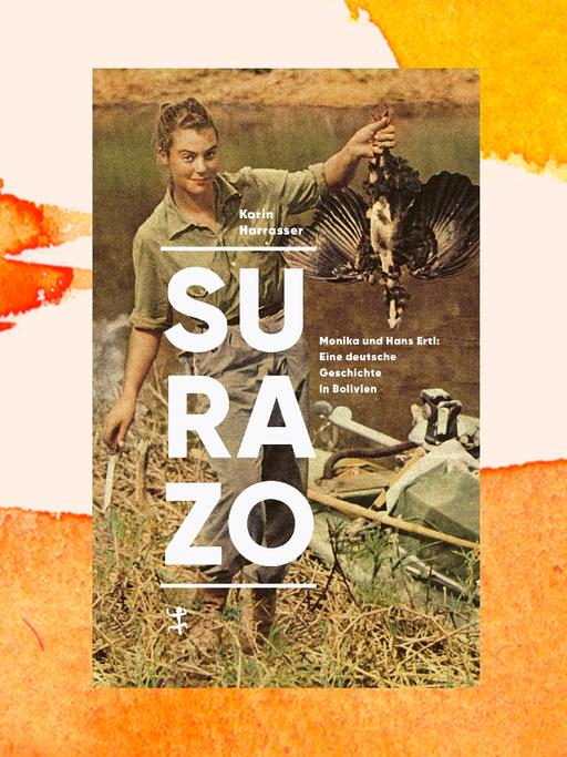 Das Cover des Buches von Karin Harrasser: "Surazo. Monika und Hans Ertl: Eine deutsche Geschichte in Bolivien". Das Foto zeigt eine Frau in Khaki-Anzig, die in der linken Hand einen Vogel mit dem Kopf nach unten hält und in der rechten Hand ein Messer hat. (Bildreche Buchcover: Matthes & Seitz)