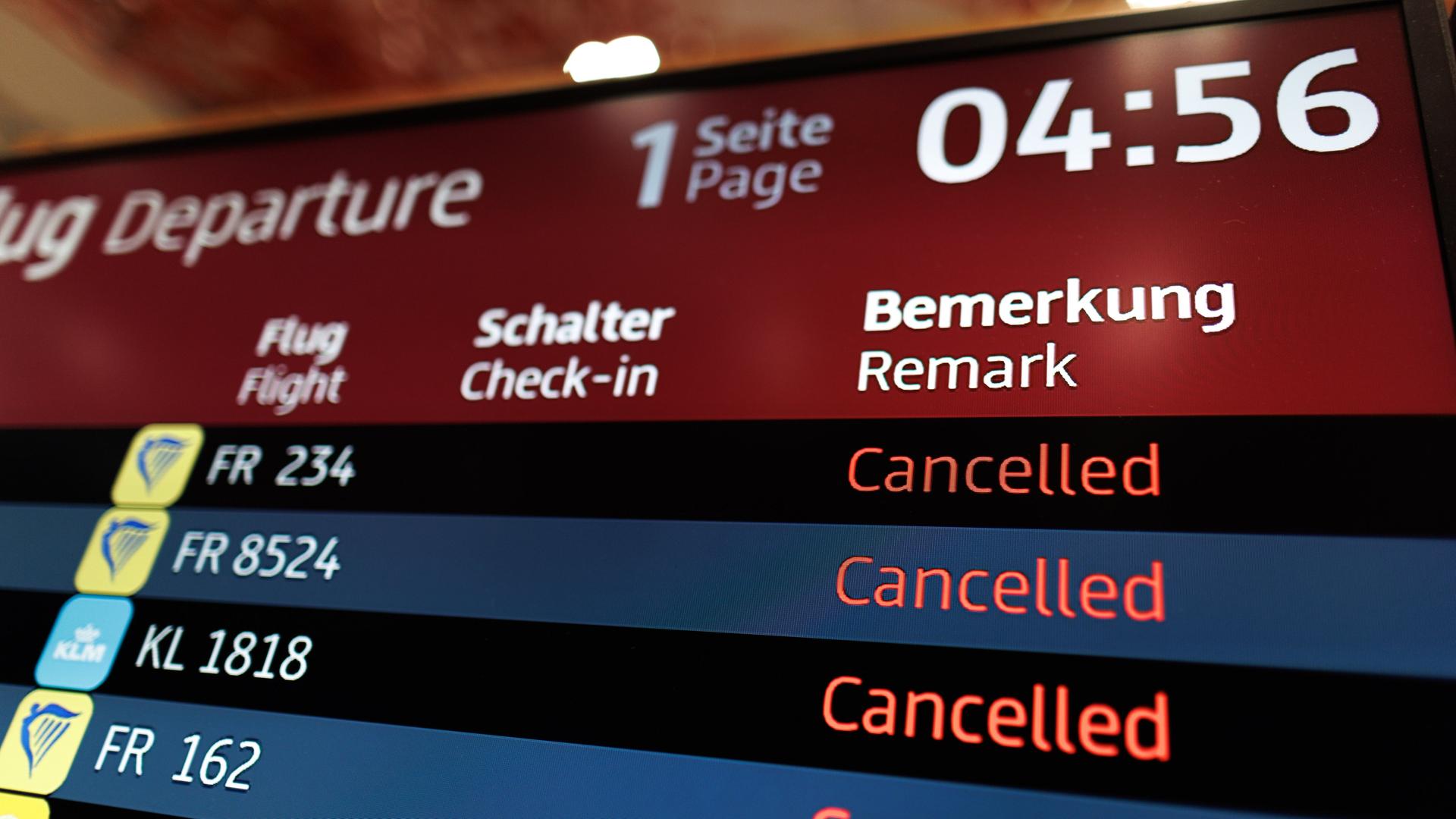 Berlin: Eine Anzeigetafel in der Halle für Abflüge im Terminal 1 am Flughafen BER zeigt etliche Flüge als "Cancelled" an. Berlin: Eine Anzeigetafel in der Halle für Abflüge im Terminal 1 am Flughafen BER zeigt etliche Flüge als "Cancelled" an.