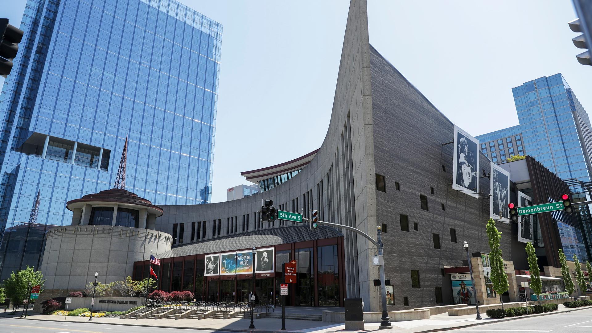 Blick auf Straßenkreuzung mit der Country Music Hall of Fame und dem Museum in Nashville im US-Bundesstaat Tennessee. Blick auf Straßenkreuzung mit der Country Music Hall of Fame und dem Museum in Nashville im US-Bundesstaat Tennessee.