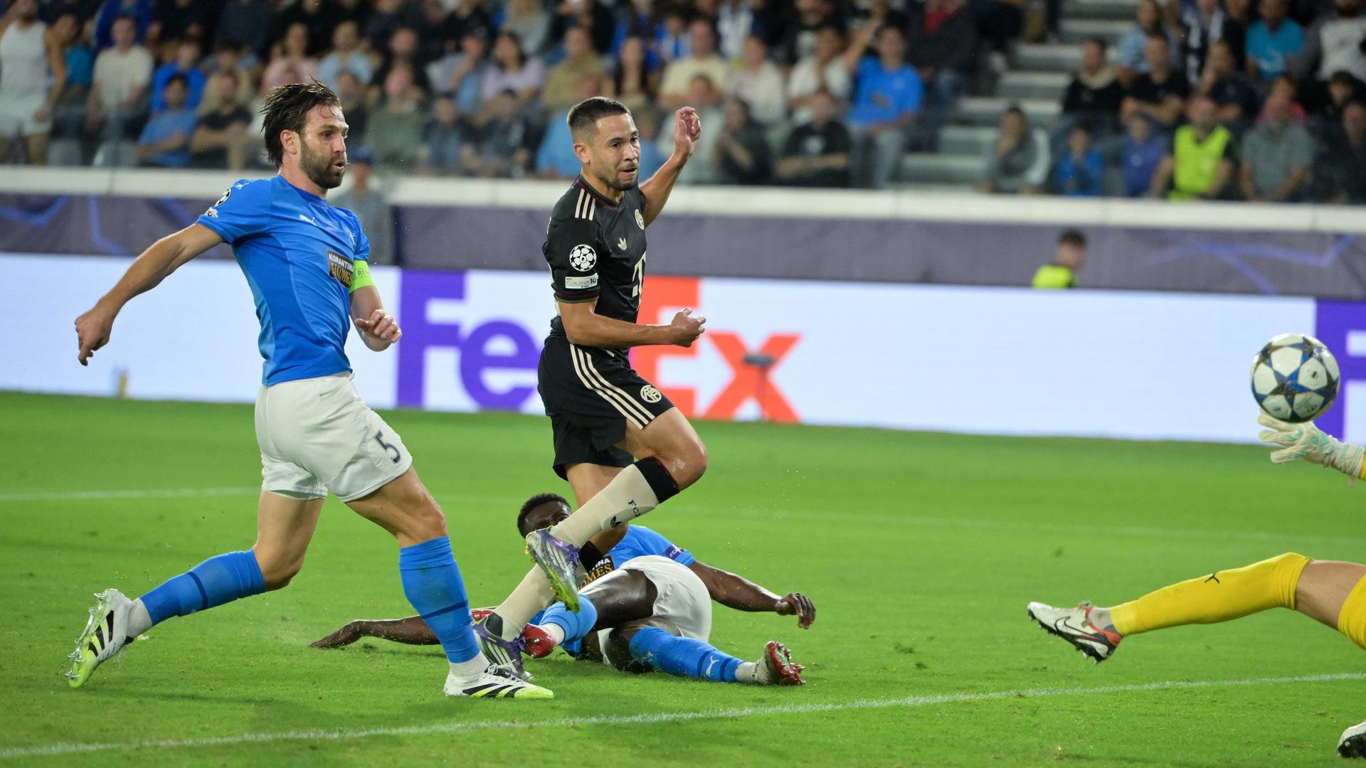 Ein Fußballspieler schießt ein Tor.