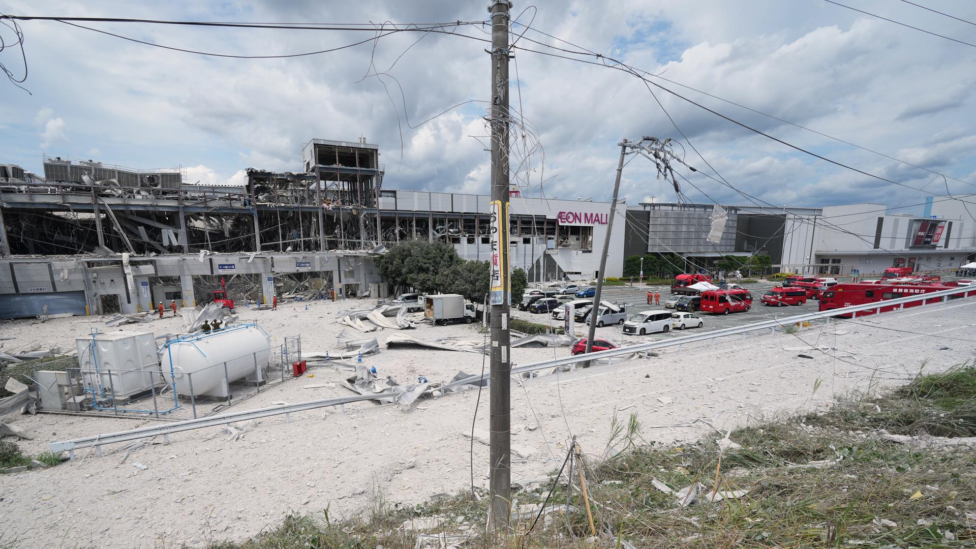 Die AEON Mall, die durch eine Explosion nach einem Erdbeben beschädigt wurde, in Kashima in der Präfektur Kumamoto im Süden Japans.
