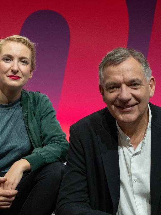 Sachsen-Anhalt, Halle (Saale): Ines Schwerdtner (l) und Jan van Aken, neue Parteivorsitzende der Linken, sitzen an der Bühne des Bundesparteitages der Partei Die Linke. 