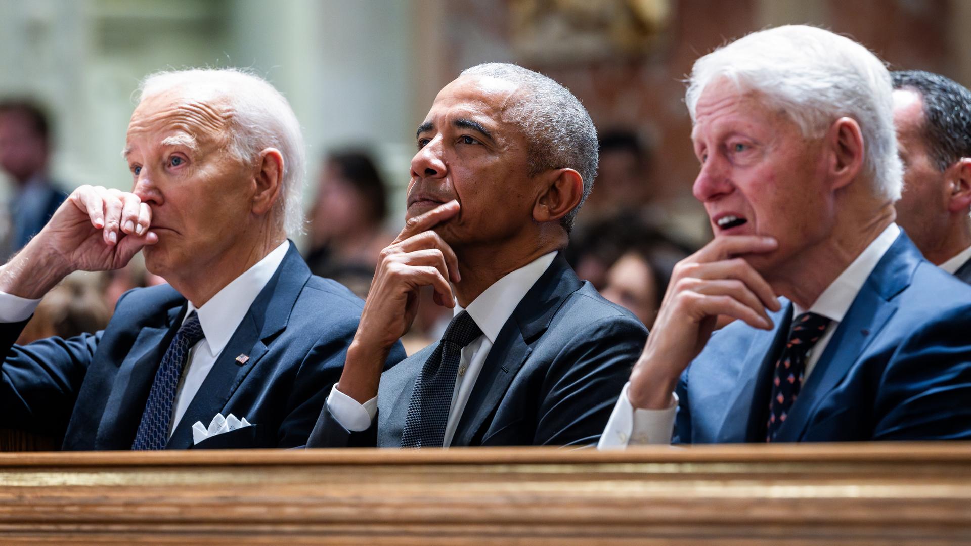Die ehemaligen US-Präsident Joe Biden, Barack Obama und Bill Clinton sitzen nebeneinander bei der Gedenkfeier für Ethel Kennedy, die Witwe von Robert F. Kennedy. Washington D.C., 16. Oktober 2024 Die ehemaligen US-Präsident Joe Biden, Barack Obama und Bill Clinton sitzen nebeneinander bei der Gedenkfeier für Ethel Kennedy, die Witwe von Robert F. Kennedy. Washington D.C., 16. Oktober 2024