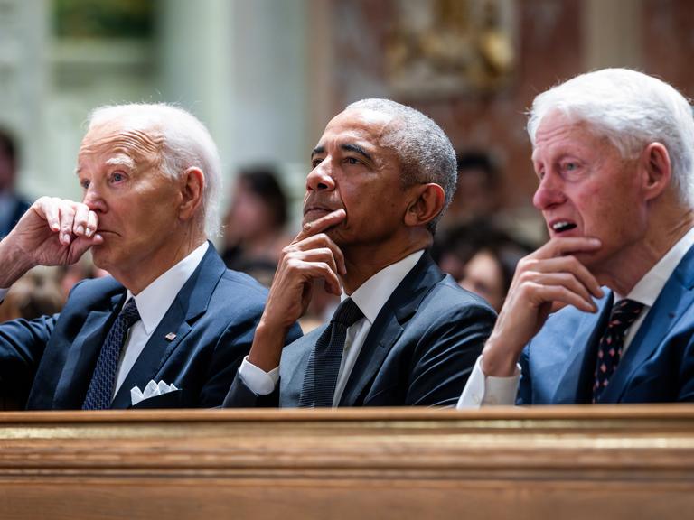 Die ehemaligen US-Präsident Joe Biden, Barack Obama und Bill Clinton sitzen nebeneinander bei der Gedenkfeier für Ethel Kennedy, die Witwe von Robert F. Kennedy. Washington D.C., 16. Oktober 2024 Die ehemaligen US-Präsident Joe Biden, Barack Obama und Bill Clinton sitzen nebeneinander bei der Gedenkfeier für Ethel Kennedy, die Witwe von Robert F. Kennedy. Washington D.C., 16. Oktober 2024