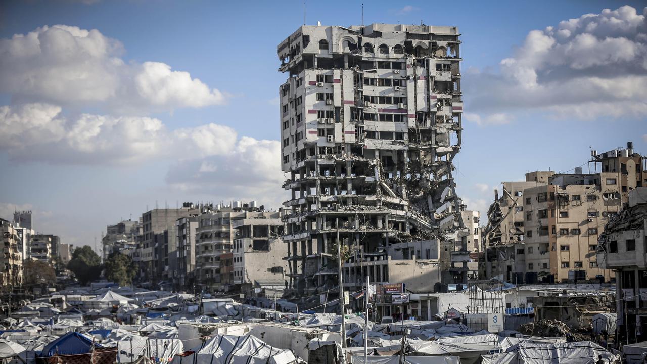 Rings um das bei israelischen Raketenangriffen stark beschädigte Gebäude der Bank of Palestine in Gaza-Stadt stehen Notunterkünfte aus Zelten.