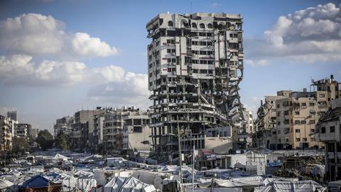 Rings um das bei israelischen Angriffen stark beschädigte Gebäude der Bank of Palestine in Gaza-Stadt stehen Notunterkünfte aus Zelten.
