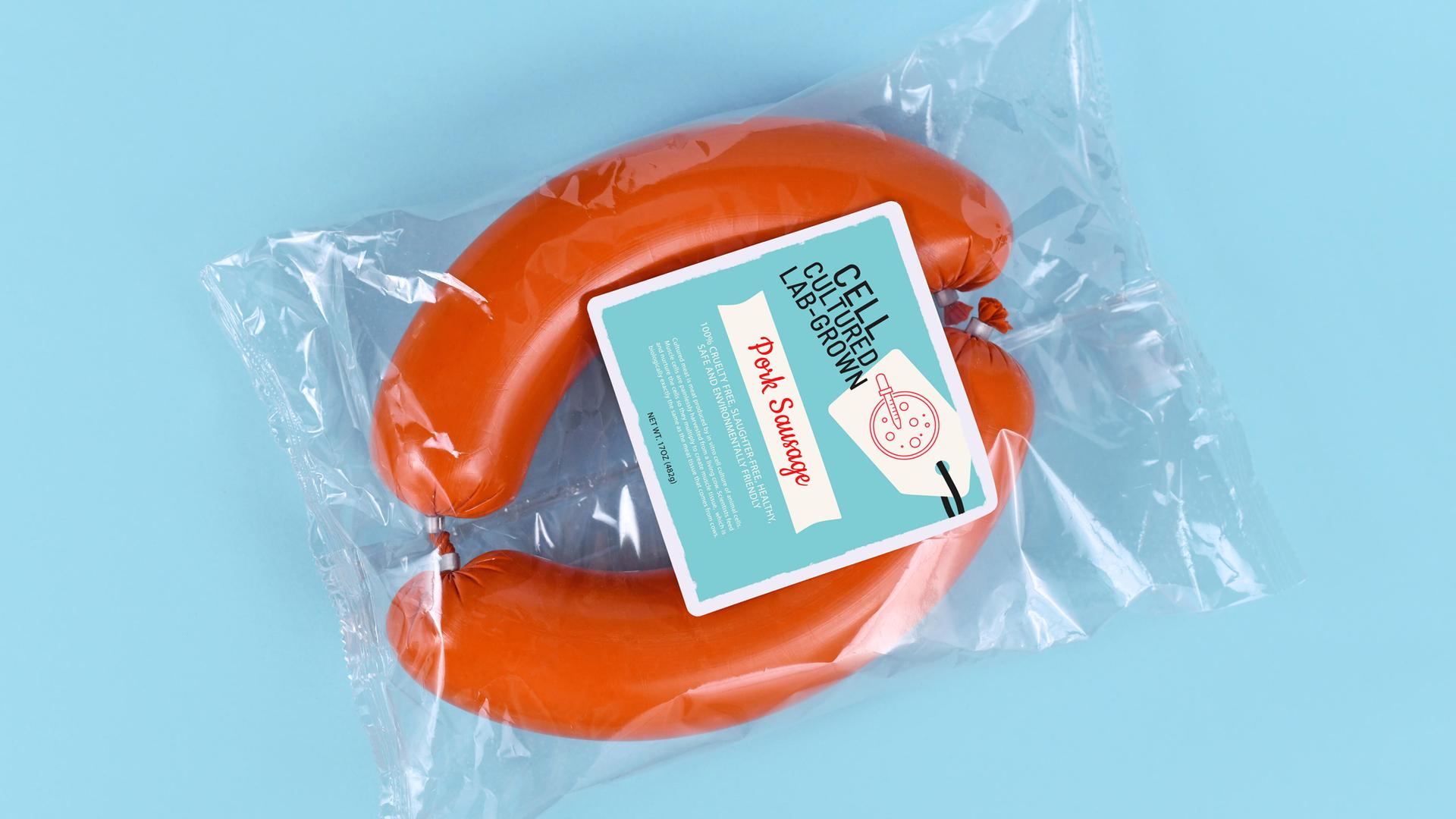 Visuelles Konzept für künstliches Fleisch aus Laborzüchtungen mit abgepackten Schweinswürsten. Auf dem Etikett steht: cell cultured labgrown pork sausage.