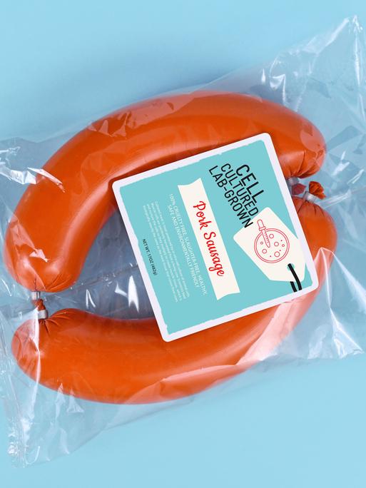 Visuelles Konzept für künstliches Fleisch aus Laborzüchtungen mit abgepackten Schweinswürsten. Auf dem Etikett steht: cell cultured labgrown pork sausage.