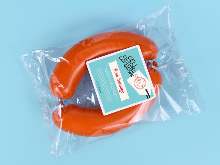 Visuelles Konzept für künstliches Fleisch aus Laborzüchtungen mit abgepackten Schweinswürsten. Auf dem Etikett steht: cell cultured labgrown pork sausage.