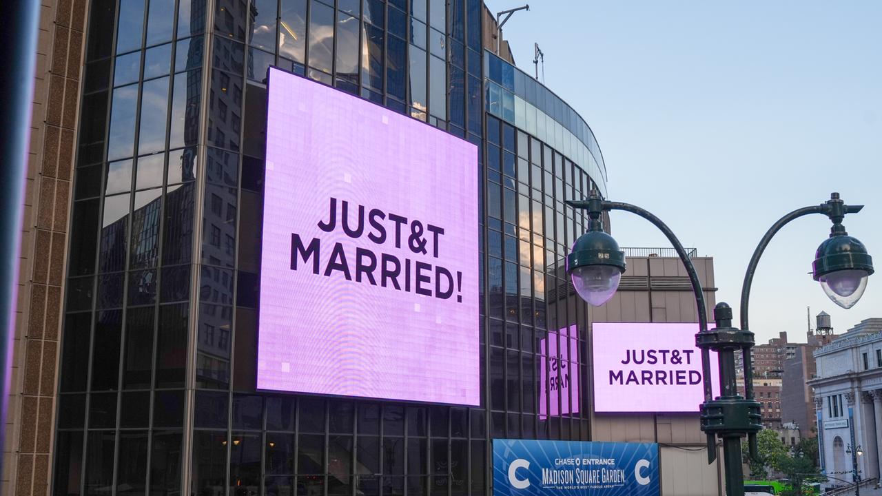 Auf einer Tafel an einem Gebäude steht in großen Buchstaben "Just&t married"
