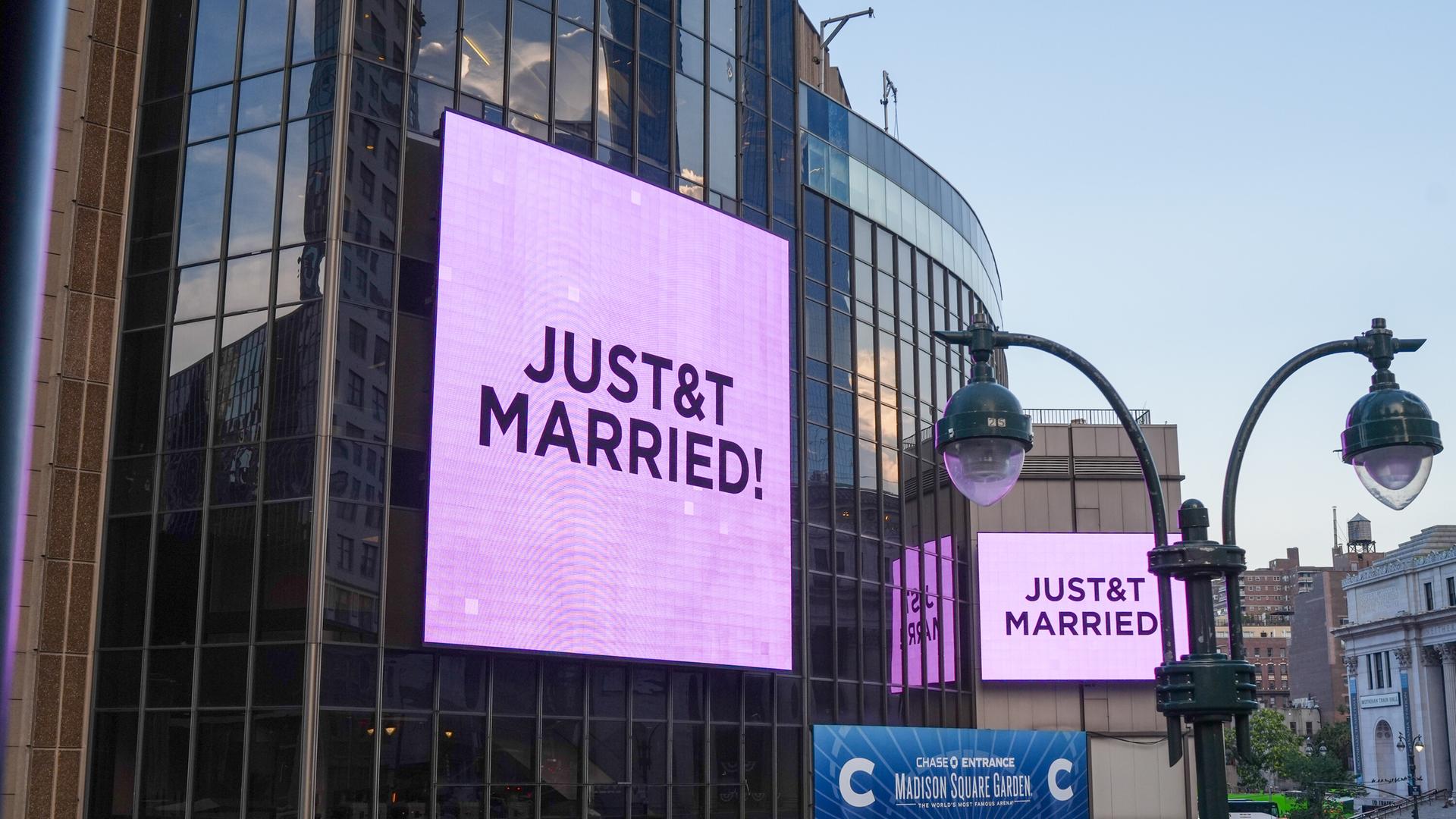 Auf einer Tafel an einem Gebäude steht in großen Buchstaben "Just&t married" Auf einer Tafel an einem Gebäude steht in großen Buchstaben "Just&t married"