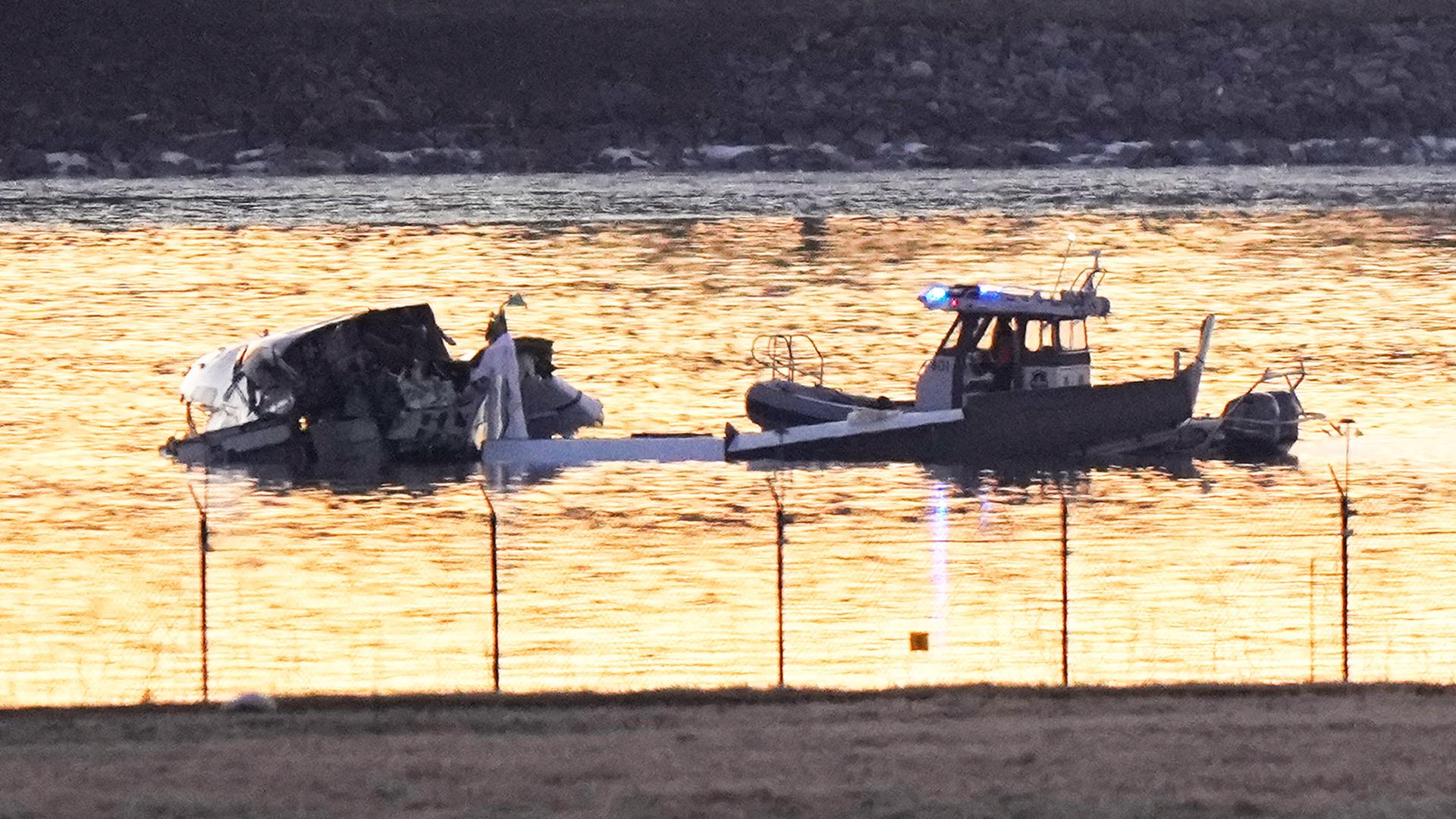 Wrackteile eines abgestürzten Flugzeugs im Potomac River, Washington.