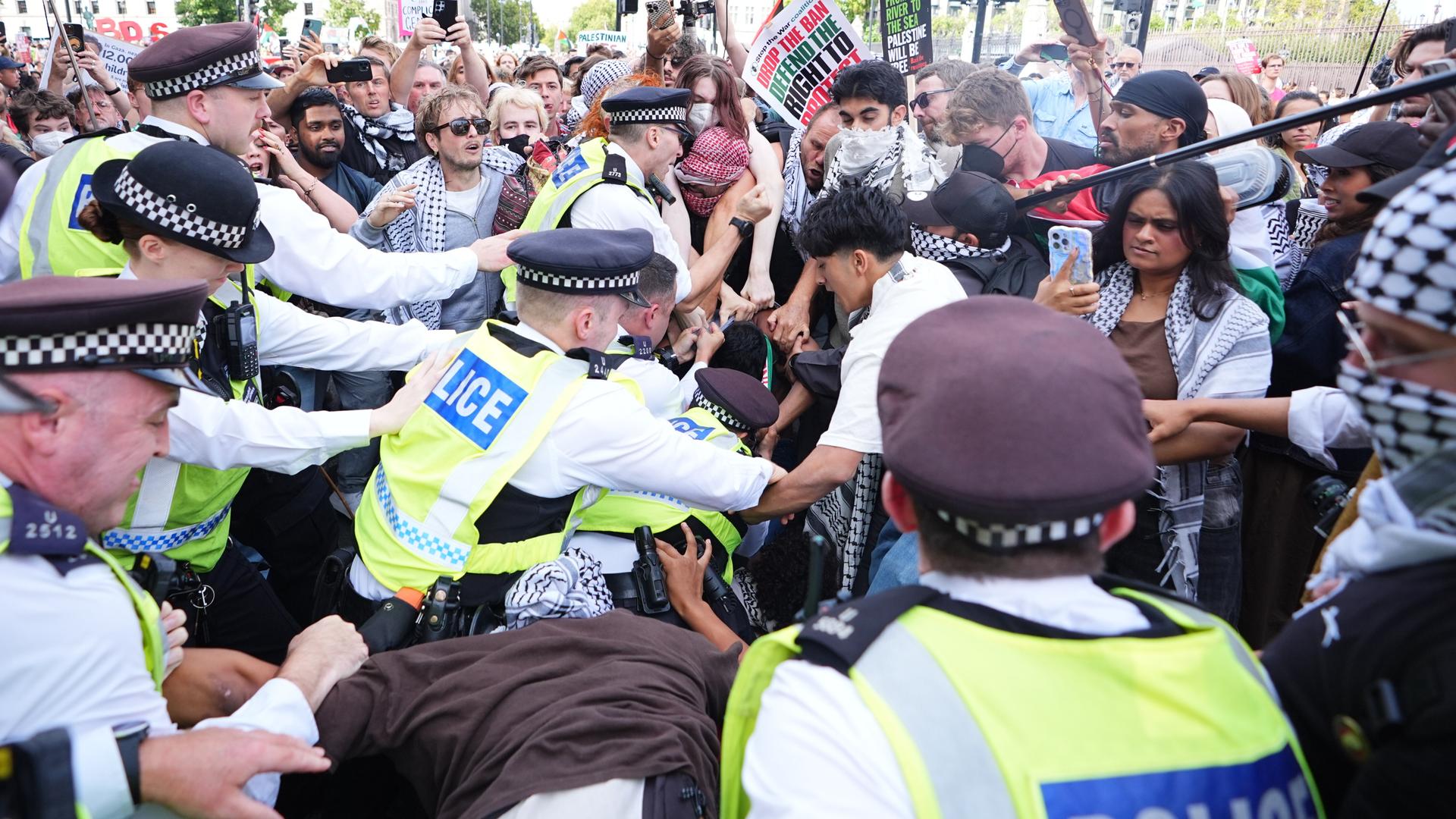 Polizei und Demonstranten in einem Handgemenge in London. Polizei und Demonstranten in einem Handgemenge in London.