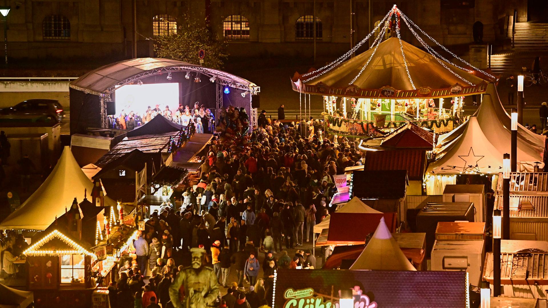 Eine Aufnahme des Weihnachtsmarkts in Darmstadt im Dezember 2022. Eine Aufnahme des Weihnachtsmarkts in Darmstadt im Dezember 2022.