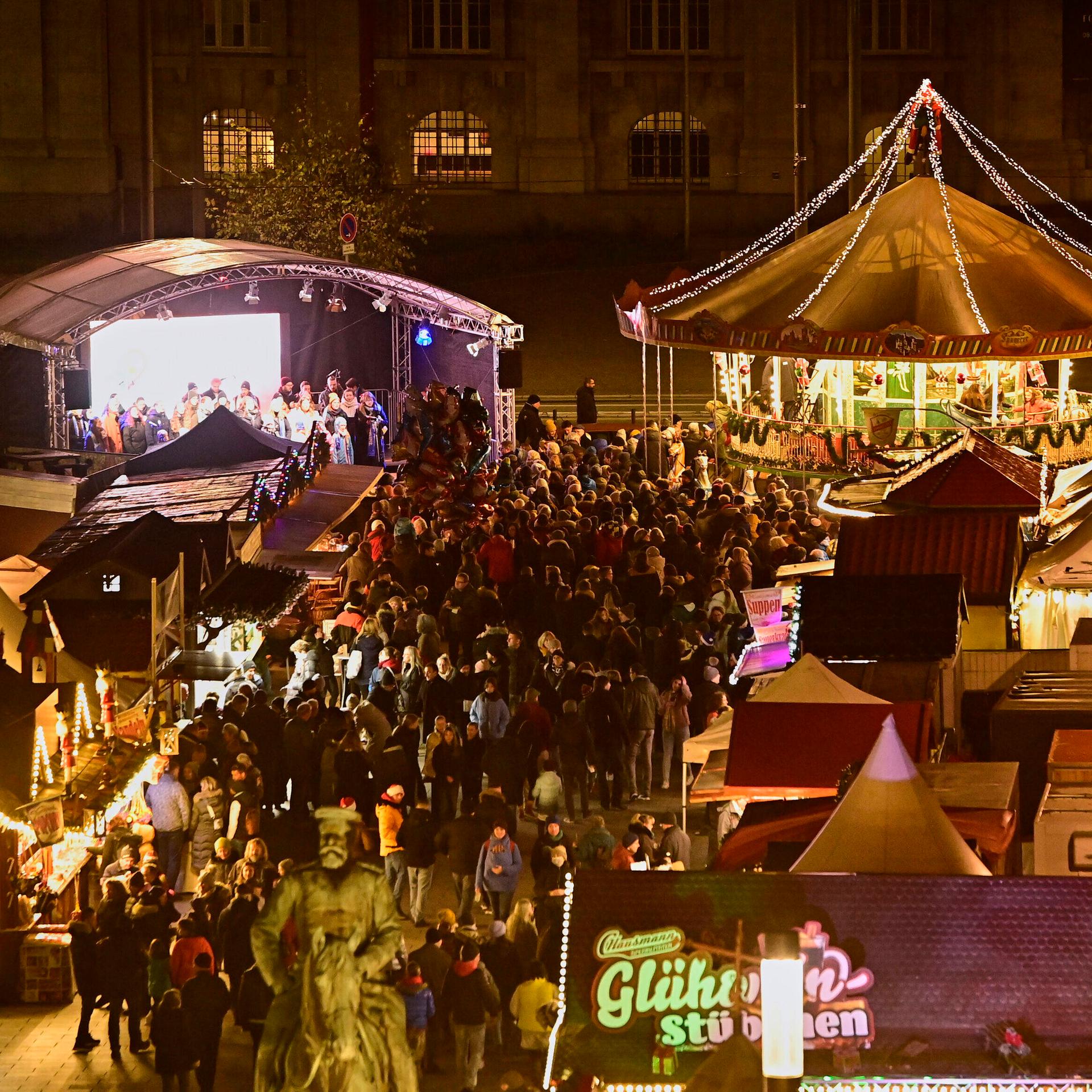 Eine Aufnahme des Weihnachtsmarkts in Darmstadt im Dezember 2022.