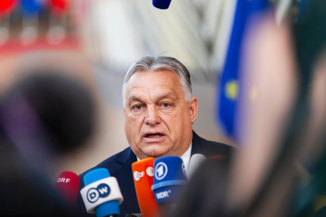 Ungarns Ministerpräsident Viktor Orban spricht beim EU-Gipfel in Brüssel in die Mikrofone von Journalisten. 