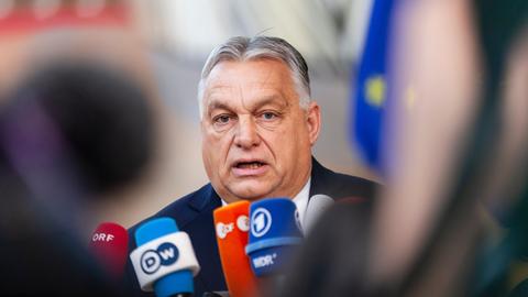 Ungarns Ministerpräsident Viktor Orban spricht beim EU-Gipfel in Brüssel in die Mikrofone von Journalisten. 