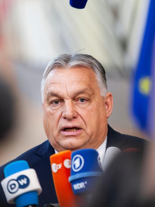 Ungarns Ministerpräsident Viktor Orban spricht beim EU-Gipfel in Brüssel in die Mikrofone von Journalisten. 