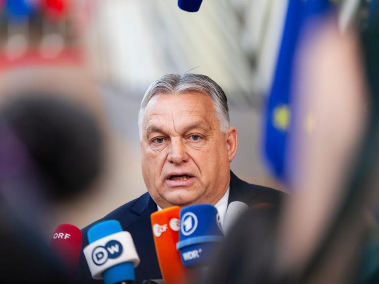 Ungarns Ministerpräsident Viktor Orban spricht beim EU-Gipfel in Brüssel in die Mikrofone von Journalisten. 