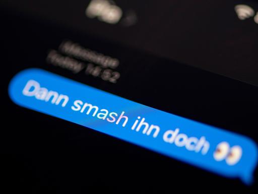 Das Wort "smash" steht vor einem blauen Hintergrund auf dem Bildschirm eines Smartphones. "Smash" ist  Jugendwort 2022.
