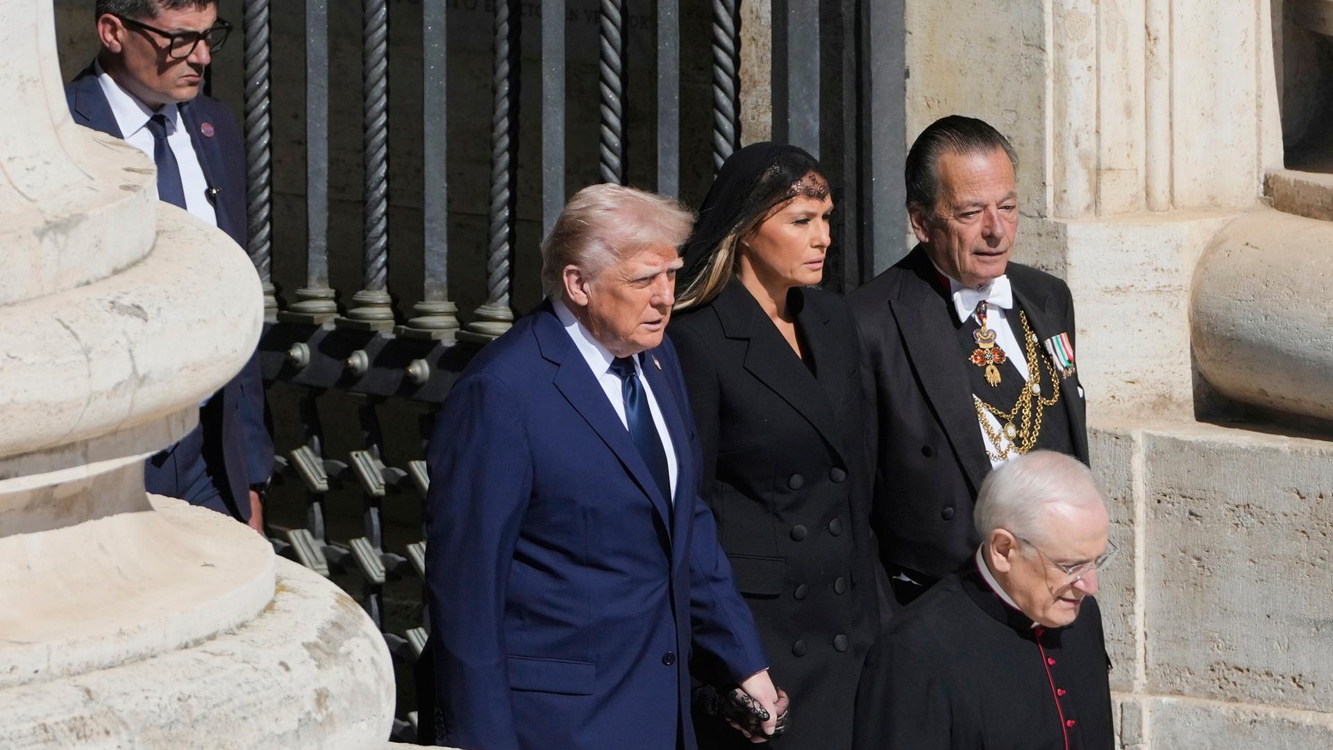 Das Foto zeigt den US-Präsidenten Trump zusammen mit seiner Frau Melania bei der Ankunft im Vatikan. Beide nehmen an der Trauerfreier für Papst Franziskus teil. Das Foto zeigt den US-Präsidenten Trump zusammen mit seiner Frau Melania bei der Ankunft im Vatikan. Beide nehmen an der Trauerfreier für Papst Franziskus teil.