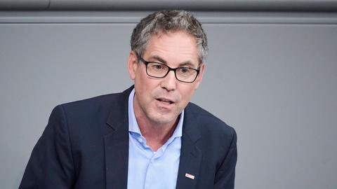Michael Schrodi bei einer Rede am Pult des Bundestags.