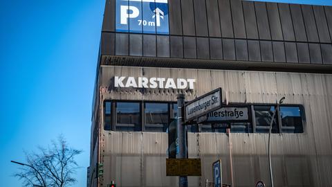Außenansicht eines Kaufhauses mit der Aufschrift Karstadt