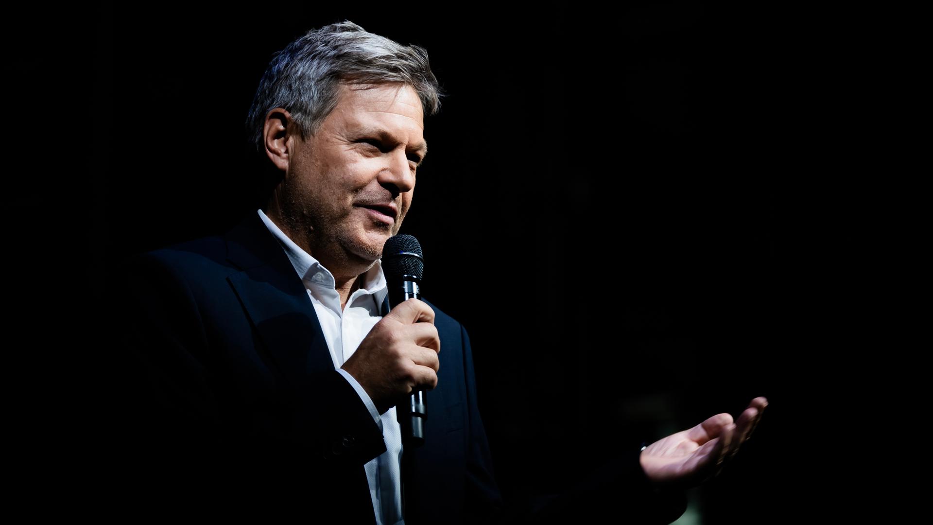Robert Habeck (Bündnis 90/Die Grünen), ehemaliger Vizekanzler, spricht bei der Veranstaltung "Habeck Live" im Berliner Ensemble. Robert Habeck (Bündnis 90/Die Grünen), ehemaliger Vizekanzler, spricht bei der Veranstaltung "Habeck Live" im Berliner Ensemble.