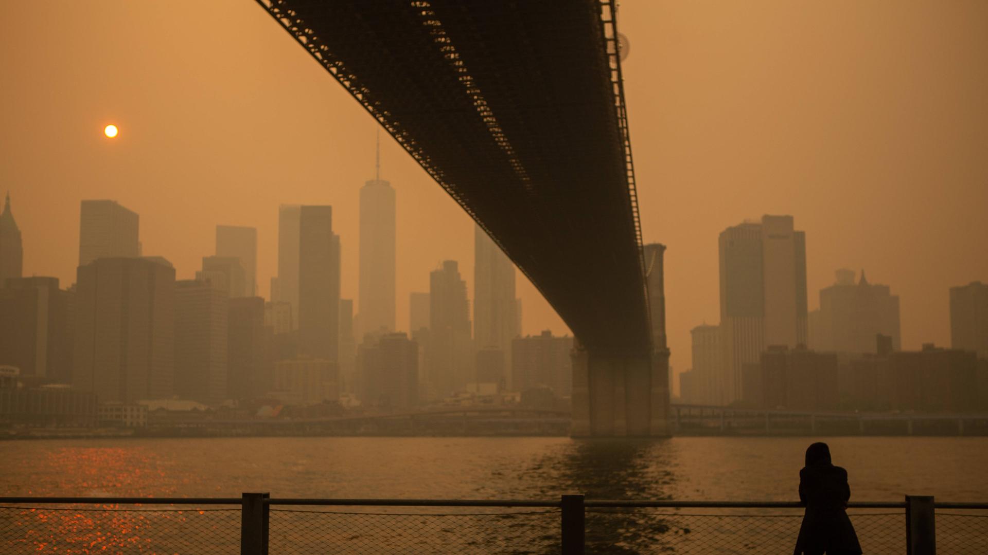 Ein orangener Himmel über New York; Blick auf die Skyline; die Waldbrände in Kanada sorgen für Smog in der Stadt (08.06.2023)