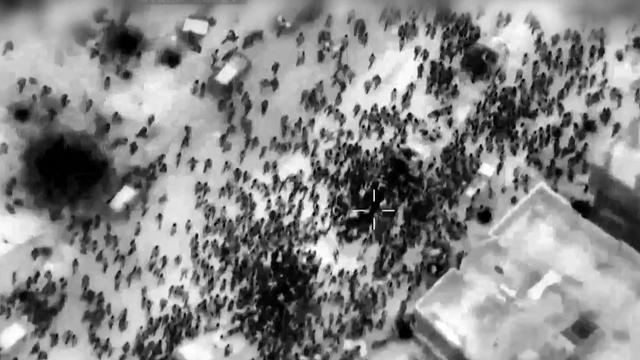 Dieses Bild aus einem von der israelischen Armee am 29. Februar 2024 veröffentlichten Handout-Video zeigt nach Angaben des Militärs Menschen aus dem Gazastreifen im Umfeld eines Hilfsgütertransporter in Gaza-Stadt.