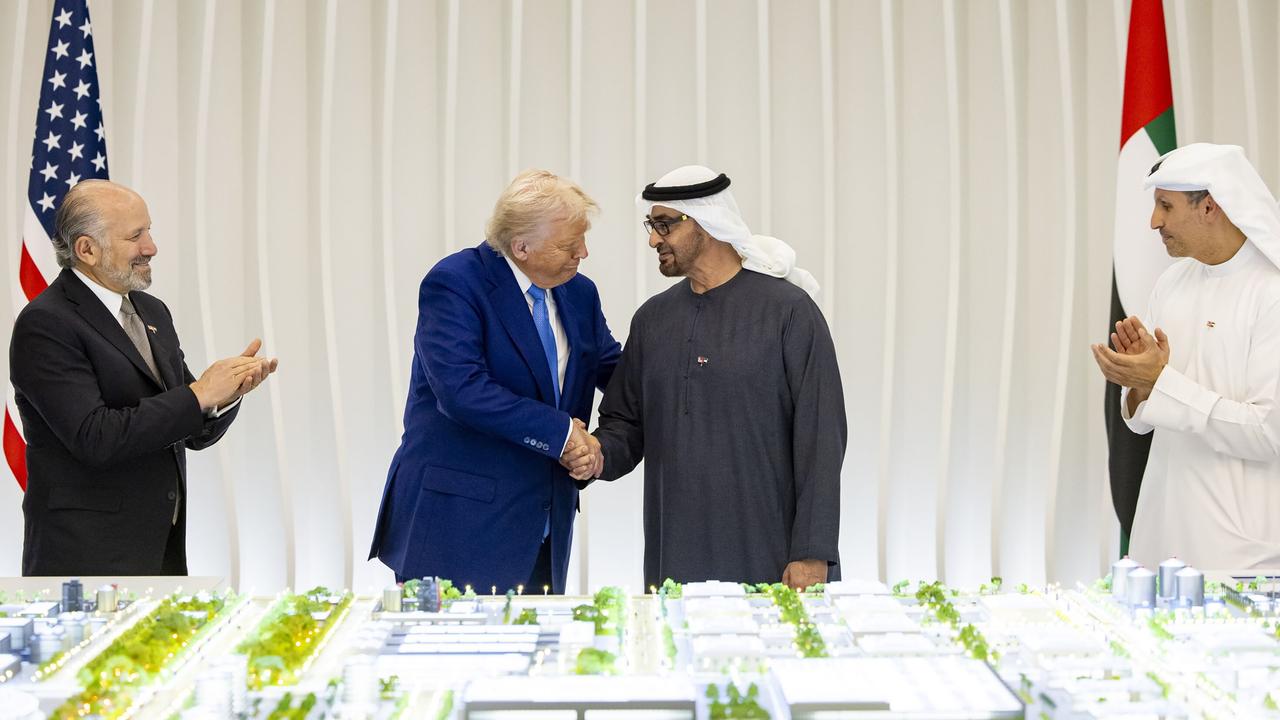 Donald Trump und Mohammed bin Zayed Al Nahyan stehen bei einem offiziellen Empfang vor einer Flagge der USA und der VAE vor einem Architekturmodell.