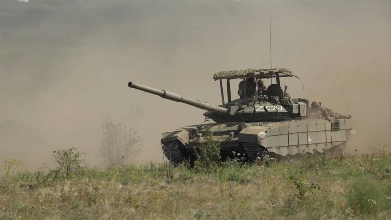 Das Foto zeigt einen russischen Panzer während einer Übung auf einem Trainingsgelände in der Ukraine.
