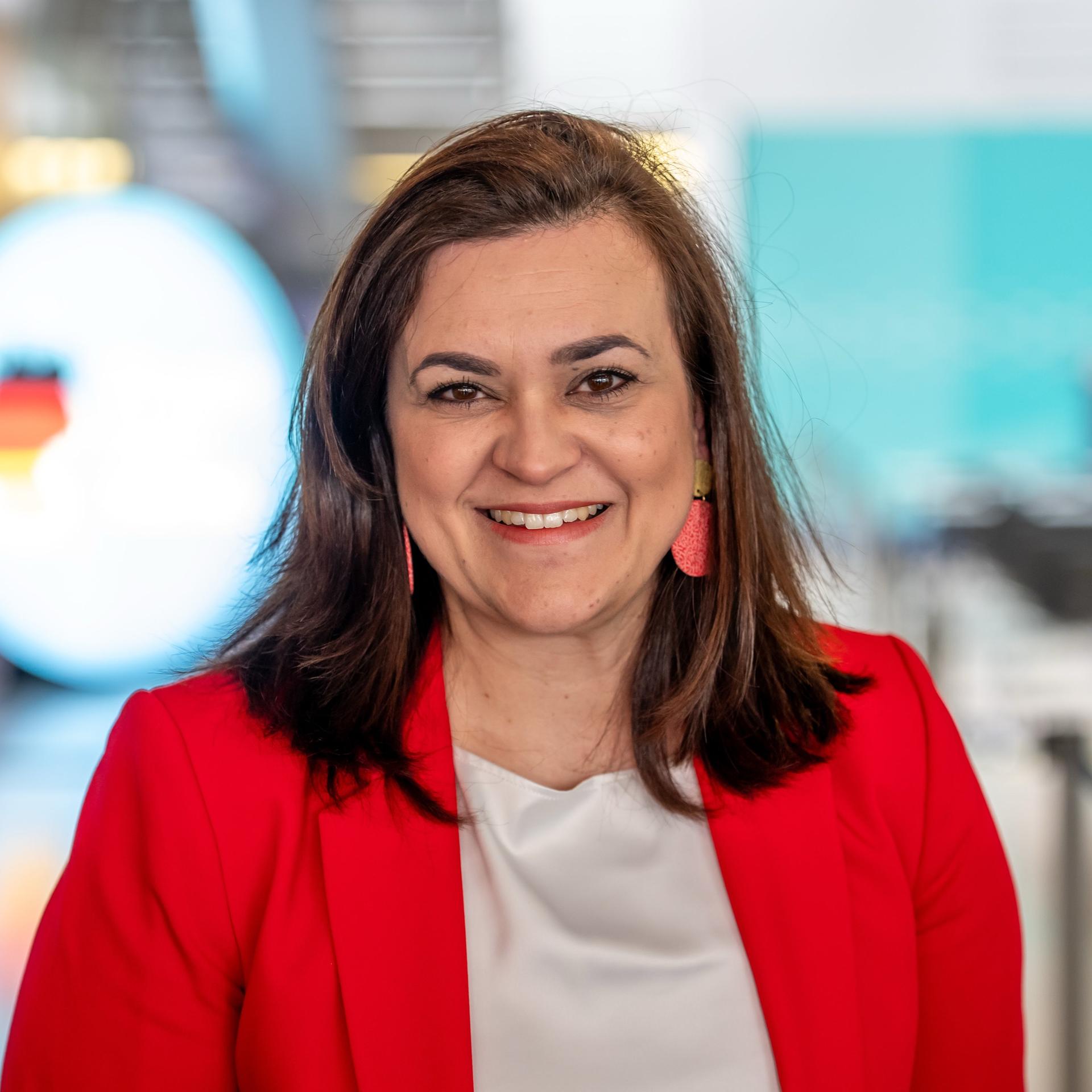 Franziska Hoppermann (CDU) kommt zu der Sitzung des CDU Bundesvorstands im Konrad-Adenauer Haus und lächelt. 
