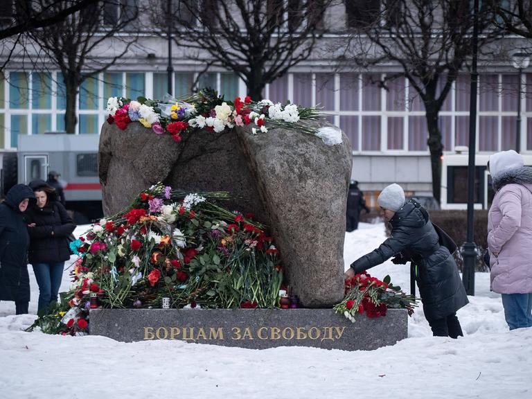 Menschen legen in St. Petersburg Blumen nieder für den russischen Oppositionspolitiker Alexej Nawalny.