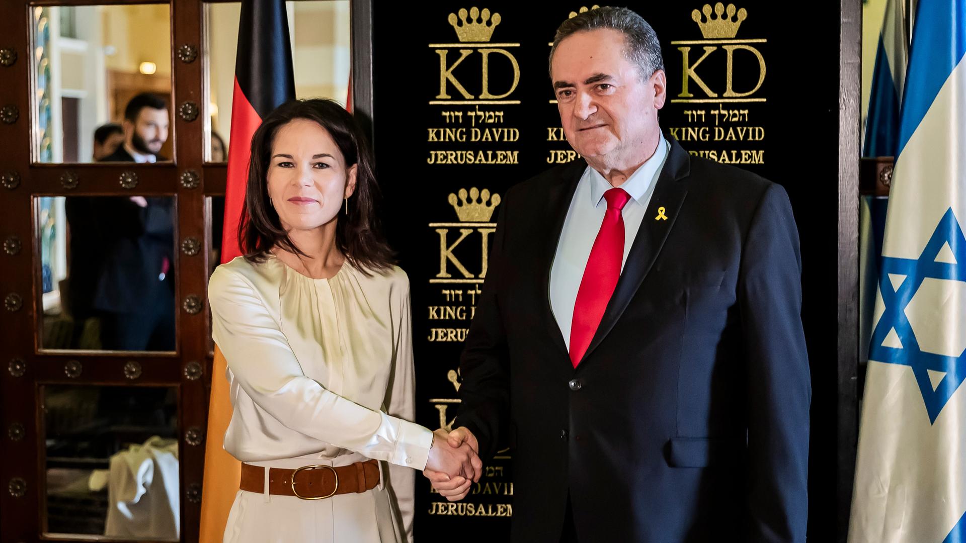 Jerusalem: Annalena Baerbock (Bündnis 90/Die Grünen), Außenministerin, und Israel Katz, Außenminister von Israel, begrüßen sich in einem Hotel in Jerusalem vor einem Gespräch. Jerusalem: Annalena Baerbock (Bündnis 90/Die Grünen), Außenministerin, und Israel Katz, Außenminister von Israel, begrüßen sich in einem Hotel in Jerusalem vor einem Gespräch.