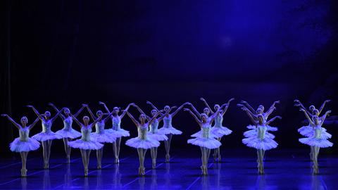 Tänzerinnen stehen in weißem Tütü in Reihen auf einer Bühne, während der Generalprobe zum Ballett "Schwanensee" im Theatro Municipal in Rio.