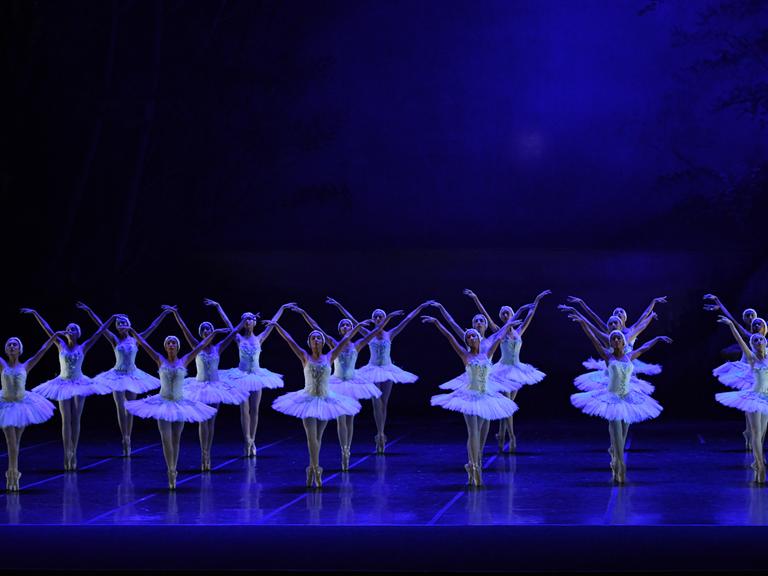Tänzerinnen stehen in weißem Tütü in Reihen auf einer Bühne, während der Generalprobe zum Ballett "Schwanensee" im Theatro Municipal in Rio.