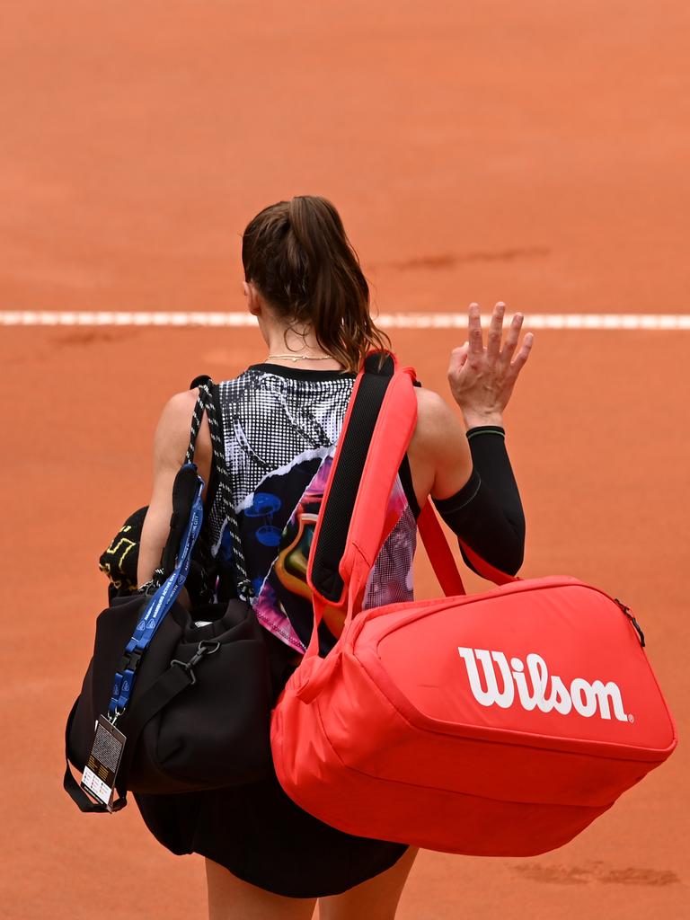 Tennisspielerin Andrea Petkovic geht mit einem Winken vom Tennisplatz.