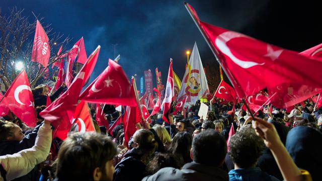 Demonstranten schwenken türkische Fahnen bei einer Demonstration in Istanbul