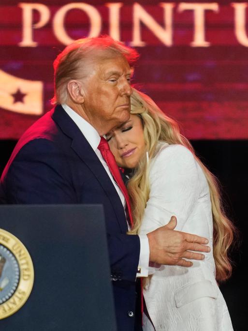 Präsident Donald Trump umarmt Witwe Erika Kirk bei der Gedenkfeier für den ultrarechten Aktivisten Charlie Kirk am Sonntag, 21. September 2025, im State Farm Stadium in Glendale, Arizona.