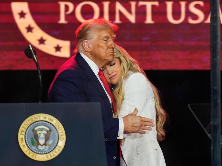 Präsident Donald Trump umarmt Witwe Erika Kirk bei der Gedenkfeier für den ultrarechten Aktivisten Charlie Kirk am Sonntag, 21. September 2025, im State Farm Stadium in Glendale, Arizona.