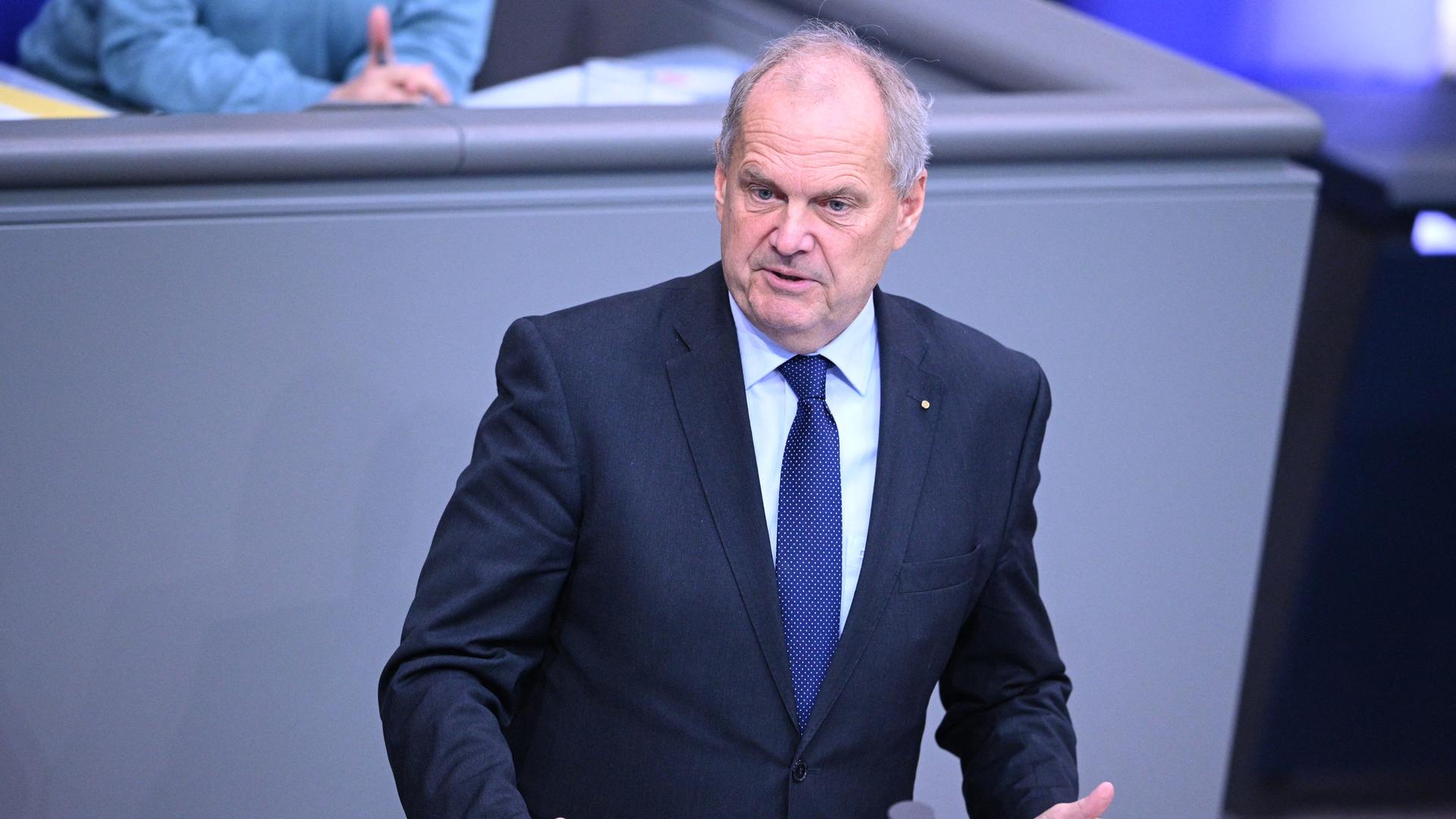 Fritz Güntzler (CDU/CSU) spricht im Plenarsaal des Bundestages einer Debatte zur geplanten Frühstartrente. Fritz Güntzler (CDU/CSU) spricht im Plenarsaal des Bundestages einer Debatte zur geplanten Frühstartrente.