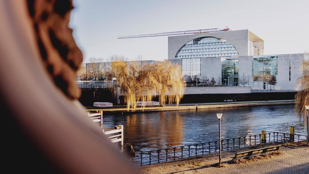 Von einer Brücke über die Spree ist in Berlin am 15.12.2025 das Kanzleramt zu sehen.